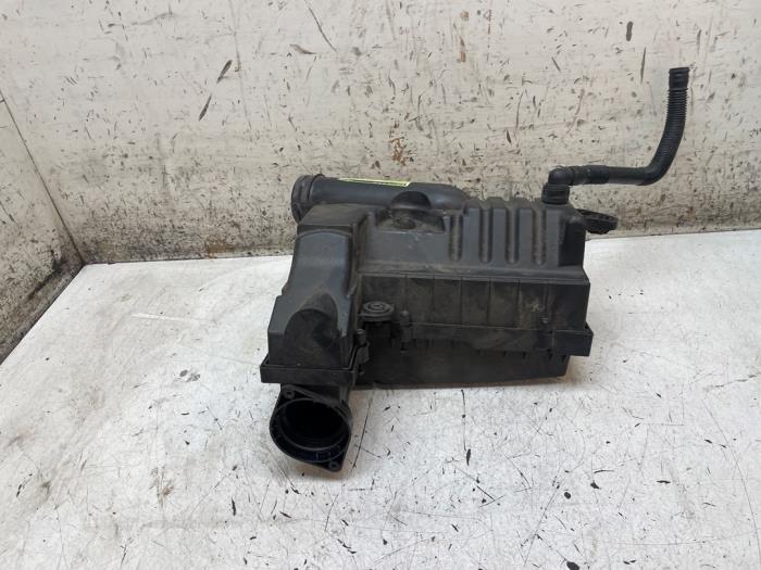 Gebruikte Luchtfilterhuis Volkswagen Caddy Combi III (2KB,2KJ) 1.6 TDI 16V Prijs op aanvraag aangeboden door Autodemontage van de Laar