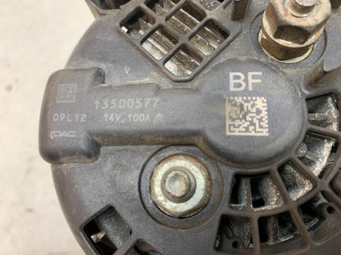 Dynamo van een Opel Insignia 1.8 16V Ecotec 2010