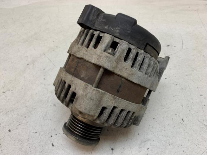 Dynamo van een Opel Insignia 1.8 16V Ecotec 2010