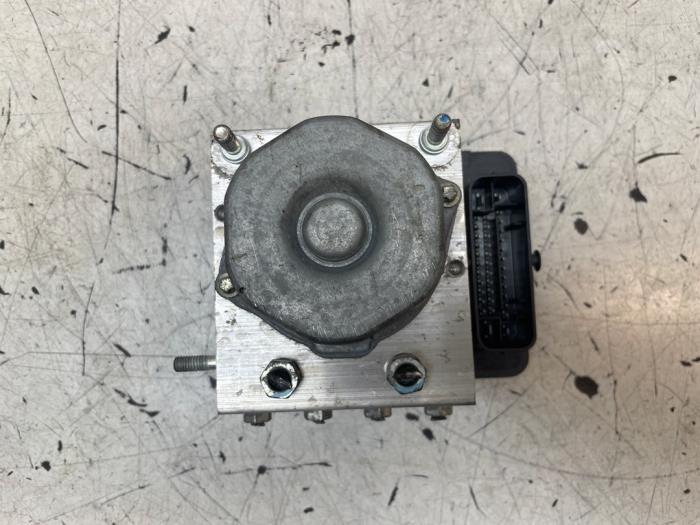 Gebruikte ABS Pomp Mitsubishi Space Star (A0) 1.0 12V Prijs € 125,00 Margeregeling aangeboden door Autodemontage van de Laar