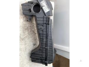 Gebruikte Luchtfilterhuis Mercedes C (W203) 2.0 C-180 16V Prijs € 50,00 Margeregeling aangeboden door Autodemontage van de Laar