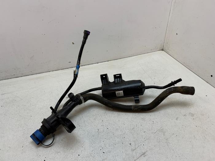 Gebruikte Vulpijp ad-blue tank BMW 5 serie (G30) 523d 2.0 TwinPower Turbo 16V Prijs op aanvraag aangeboden door Autodemontage van de Laar