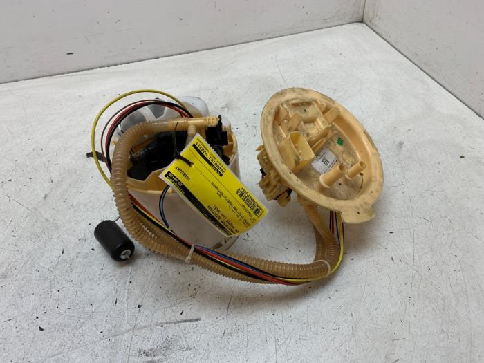 Gebruikte Tank element Pomp BMW 5 serie (G30) 523d 2.0 TwinPower Turbo 16V Prijs € 75,00 Margeregeling aangeboden door Autodemontage van de Laar