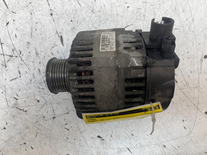 Gebruikte Dynamo Peugeot 208 I (CA/CC/CK/CL) 1.2 Vti 12V PureTech 82 Prijs op aanvraag aangeboden door Autodemontage van de Laar