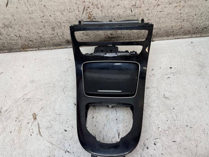 Gebruikte Bekerhouder Mercedes E (W213) E-350e 2.0 Turbo 16V Prijs € 50,00 Margeregeling aangeboden door Autodemontage van de Laar