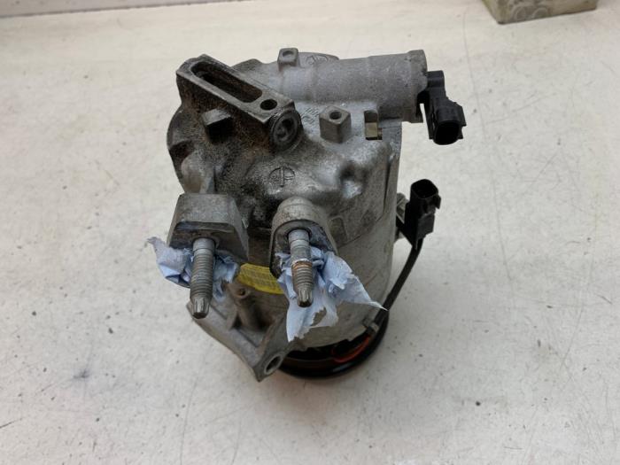 Gebruikte Aircopomp Ford Focus 3 1.0 Ti-VCT EcoBoost 12V 100 Prijs € 100,00 Margeregeling aangeboden door Autodemontage van de Laar