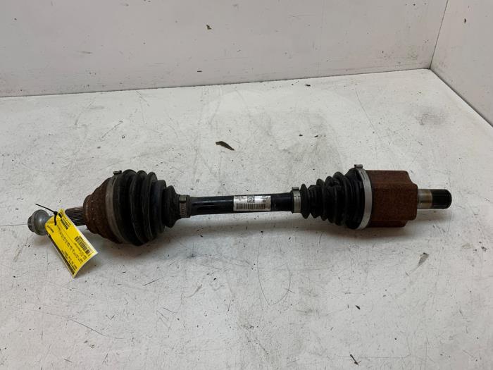 Gebruikte Aandrijfas links-voor Audi A3 Sportback (8YA) 1.4 40 TFSIe 16V Prijs € 175,00 Margeregeling aangeboden door Autodemontage van de Laar
