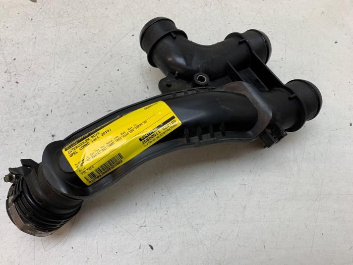 Gebruikte Intercooler Buis Opel Combo Cargo 1.6 CDTI 100 Prijs € 25,00 Margeregeling aangeboden door Autodemontage van de Laar
