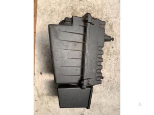 Gebruikte Luchtfilterhuis Ford Focus 1 Wagon 1.4 16V Prijs € 40,00 Margeregeling aangeboden door Autodemontage van de Laar