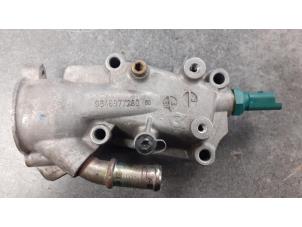 Gebruikte Thermostaathuis Peugeot 206 CC (2D) 1.6 16V Prijs € 25,00 Margeregeling aangeboden door Autodemontage van de Laar