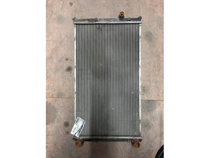 Gebruikte Radiateur Seat Cordoba (6C2/6K2) 1.6i CLX,GLX,SE,Latino,SX Prijs € 25,00 Margeregeling aangeboden door Autodemontage van de Laar