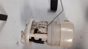Gebruikte Benzinepomp Renault Clio II (BB/CB) 1.6 16V Prijs € 50,00 Margeregeling aangeboden door Autodemontage van de Laar