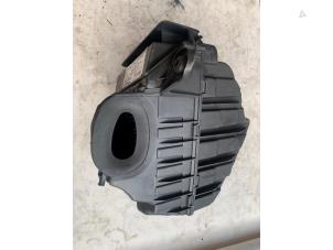 Gebruikte Luchtfilterhuis Renault Scénic III (JZ) 2.0 16V CVT Prijs € 70,00 Margeregeling aangeboden door Autodemontage van de Laar
