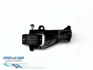 Gebruikte Motorsteun Volkswagen Transporter T5 1.9 TDi Prijs € 30,00 Margeregeling aangeboden door Autodemontage van de Laar