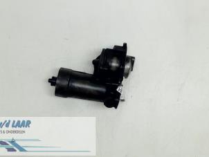 Gebruikte Oliefilterhuis Audi A6 Avant Quattro (C5) 2.5 TDI V6 24V Prijs € 50,00 Margeregeling aangeboden door Autodemontage van de Laar