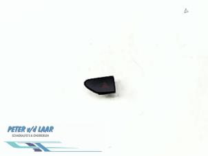 Gebruikte Gevarenlicht Schakelaar Renault Captur (2R) 1.2 TCE 16V EDC Prijs € 12,50 Margeregeling aangeboden door Autodemontage van de Laar