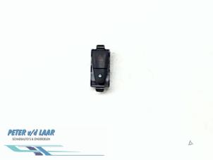 Gebruikte Paniekverlichtings Schakelaar Renault Scénic III (JZ) 1.5 dCi 110 Prijs € 40,00 Margeregeling aangeboden door Autodemontage van de Laar