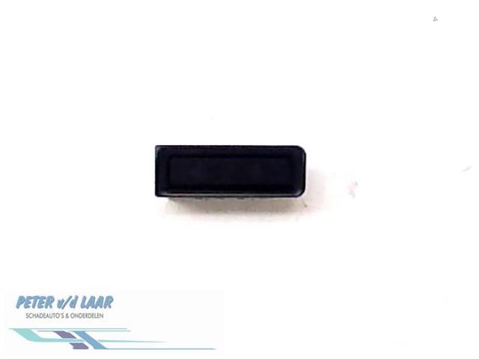 Gebruikte Display Interieur Peugeot 406 Coupé (8C) 2.9 V6 24V Prijs € 20,00 Margeregeling aangeboden door Autodemontage van de Laar