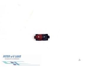 Gebruikte Alarmlicht Schakelaar Renault Twingo II (CN) 1.2 16V Prijs € 20,00 Margeregeling aangeboden door Autodemontage van de Laar