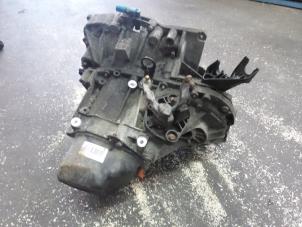 Gebruikte Versnellingsbak Renault Clio III (BR/CR) 1.2 16V 75 Hi-Flex Prijs € 450,00 Margeregeling aangeboden door Autodemontage van de Laar