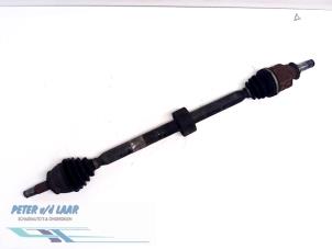 Gebruikte Aandrijfas rechts-voor Opel Corsa D Prijs € 90,00 Margeregeling aangeboden door Autodemontage van de Laar