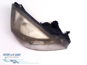 Gebruikte Koplamp rechts Renault Espace (JK) 2.2 dCi 16V Prijs € 40,00 Margeregeling aangeboden door Autodemontage van de Laar