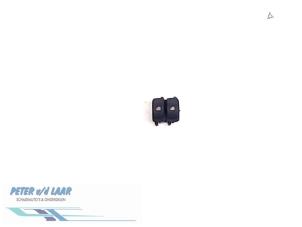 Gebruikte Raam schakelaar elektrisch Renault Espace (JK) 2.2 dCi 16V Prijs € 20,00 Margeregeling aangeboden door Autodemontage van de Laar