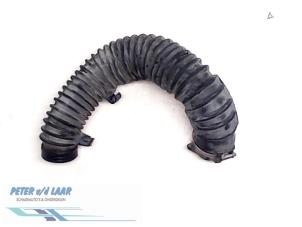 Gebruikte Aanzuigslang Lucht Renault Trafic New (JL) 2.0 dCi 16V 115 Prijs € 40,00 Margeregeling aangeboden door Autodemontage van de Laar