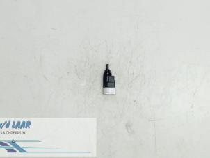 Gebruikte Schakelaar Renault Clio IV (5R) 0.9 Energy TCE 90 12V Prijs € 15,00 Margeregeling aangeboden door Autodemontage van de Laar