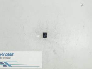 Gebruikte Schakelaar Renault Twingo III (AH) 1.0 SCe 70 12V Prijs € 20,00 Margeregeling aangeboden door Autodemontage van de Laar