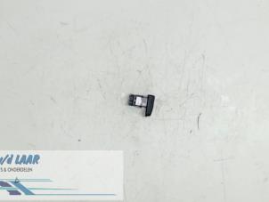 Gebruikte Gevarenlicht Schakelaar Renault Captur (2R) 0.9 Energy TCE 12V Prijs € 12,50 Margeregeling aangeboden door Autodemontage van de Laar
