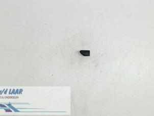 Gebruikte Gevarenlicht Schakelaar Renault Captur (2R) 0.9 Energy TCE 12V Prijs € 12,50 Margeregeling aangeboden door Autodemontage van de Laar