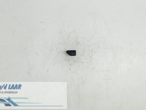 Gebruikte Gevarenlicht Schakelaar Renault Captur (2R) 0.9 Energy TCE 12V Prijs € 12,50 Margeregeling aangeboden door Autodemontage van de Laar