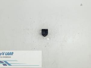 Gebruikte Schakelaar Renault Scénic III (JZ) 1.6 16V Prijs € 30,00 Margeregeling aangeboden door Autodemontage van de Laar