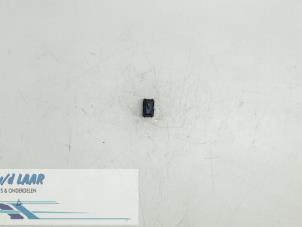 Gebruikte Schakelaar Renault Twingo III (AH) 0.9 Energy TCE 90 12V Prijs € 15,00 Margeregeling aangeboden door Autodemontage van de Laar