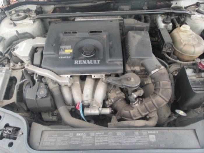Motor van een Renault Safrane II 2.0 16V RTE,RXE 1997
