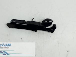 Gebruikte Bekerhouder Ford Mondeo III Wagon 2.0 16V Prijs € 10,00 Margeregeling aangeboden door Autodemontage van de Laar