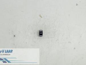 Gebruikte Schakelaar Elektrisch Raam Citroen C3 Picasso (SH) 1.6 HDi 16V Prijs € 15,00 Margeregeling aangeboden door Autodemontage van de Laar