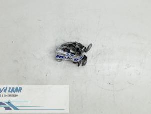 Gebruikte Scharnier deur links-achter Ford Fiesta 5 (JD/JH) 1.4 TDCi Prijs € 20,00 Margeregeling aangeboden door Autodemontage van de Laar