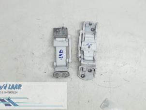 Gebruikte Scharnier deur links-achter Ford Transit 2.2 TDCi 16V Euro 5 Prijs € 150,00 Margeregeling aangeboden door Autodemontage van de Laar