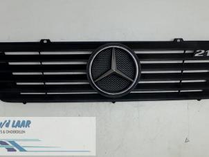 Gebruikte Grille Mercedes Sprinter 2t (901/902) 210D Prijs € 30,00 Margeregeling aangeboden door Autodemontage van de Laar