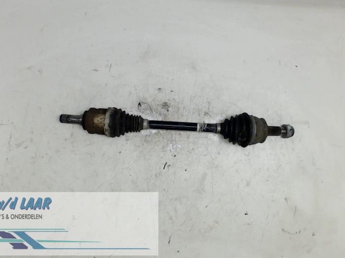 Gebruikte Aandrijfas links-voor Opel Corsa D 1.3 CDTi 16V ecoFLEX Prijs € 40,00 Margeregeling aangeboden door Autodemontage van de Laar