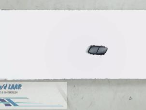 Gebruikte Ruit schakelaar elektrisch Volkswagen Polo IV (9N1/2/3) Prijs € 10,00 Margeregeling aangeboden door Autodemontage van de Laar