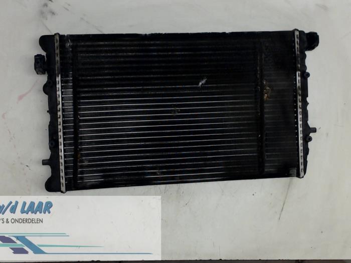 Gebruikte Radiateur Volkswagen Polo IV (9N1/2/3) Prijs € 25,00 Margeregeling aangeboden door Autodemontage van de Laar