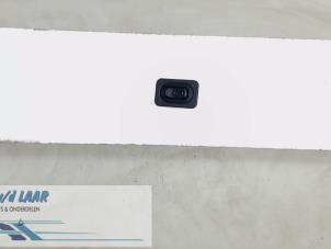 Gebruikte Raam schakelaar elektrisch Opel Combo (Corsa C) 1.4 16V Twin Port Prijs € 30,00 Margeregeling aangeboden door Autodemontage van de Laar