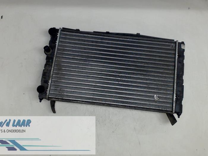 Gebruikte Radiateur Seat Cordoba Vario (6K5) 1.6i Prijs € 25,00 Margeregeling aangeboden door Autodemontage van de Laar