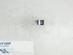 Gebruikte Schakelaar Stoelverwarming Volkswagen Passat Prijs € 20,00 Margeregeling aangeboden door Autodemontage van de Laar