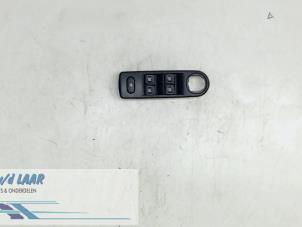 Gebruikte Elektrisch Raam Schakelaar Renault Captur (2R) 1.5 Energy dCi 90 FAP Prijs € 30,00 Margeregeling aangeboden door Autodemontage van de Laar