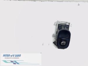 Gebruikte Elektrisch Raam Schakelaar Mercedes CLK (W209) 2.7 270 CDI 20V Prijs € 20,00 Margeregeling aangeboden door Autodemontage van de Laar