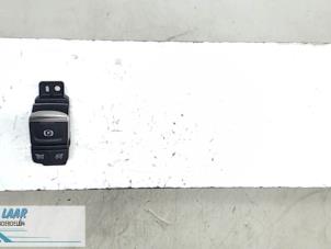 Gebruikte Handrem schakelaar Renault Megane IV (RFBB) 1.5 Energy dCi 110 Prijs € 30,25 Inclusief btw aangeboden door Autodemontage van de Laar